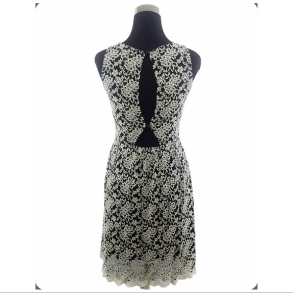 Floral Lace Sleeveless Scalloped Hem Dress - Picture 3 of 5